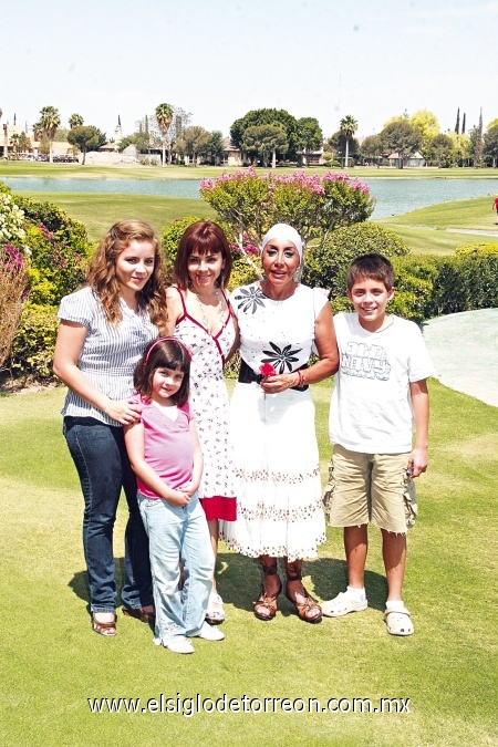 Vicky Madero, Lucía de Porras, Andrea, Javier y Luchana Porras.