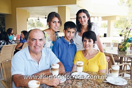 Vicente y Martha con sus hijos Margarita, Alejandra y Vicente.