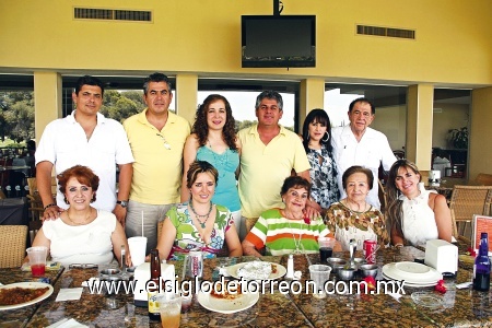 Marco, María Elena, Beto, Ale, Tony, Vero, Lupita, Julieta, Nena, Carmelita y Alejandro, integrantes de la familia Román asistieron a festejar a las mamás en su día.