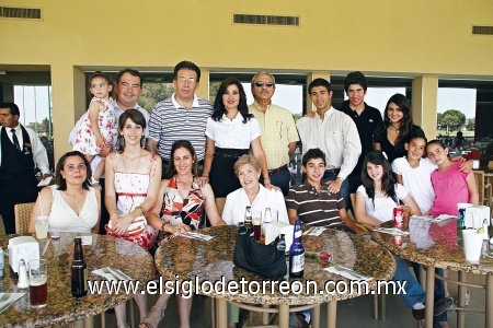 Festejan a mamá
Las familias Villar Saldaña, Saldaña Wolff y Saldaña de la Garza celebrando a las mamás.