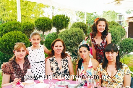 María Elena Reynoso de Gómez, Camila Reynoso Rivas, Conie Sole de Reynoso, Bety Rivas de Reynoso, Azucena Ortíz de Robles y Frida Reynoso Rivas.