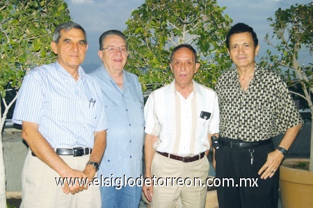 Organizan celebración
Eduardo Murra Marcos, Bernardo Martínez, Carlos de Villa y Jacobo Zarzar.