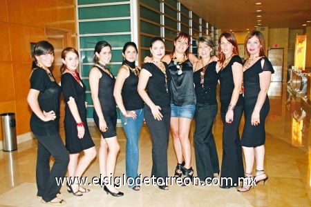 Pasarela de joyería
Ana Victoria Moreno, Estefanía Álvarez, Sandi Duarte, Ana Cecilia Garduño, Ana Cecy Arce, Rosa Emilia Meléndez, Miriam Ávila y Sofy Aguirre.