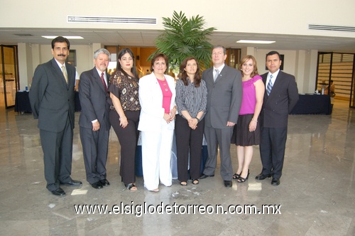 17052009 Enhorabuena. Alumnos y maestros reunidos en la ceremonia de graduación del Tec de Monterrey.