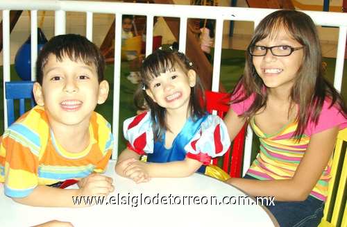 27052009 Diego y Paola Márquez Magallanes con su prima Alejandra Márquez García.