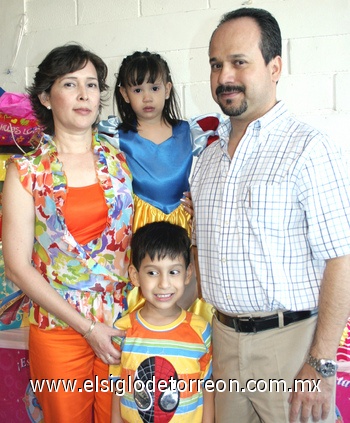 27052009 La festejada acompañada de sus padres, señores, Francisco Márquez Morales y María de Lourdes Magallanes Flores, así como de su hermanito Diego Márquez Magallanes.