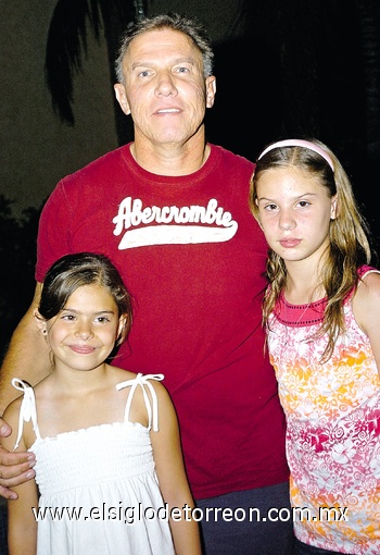 17052009 Ernesto Díaz Flores Veyán con las pequeñas Mariana y Ana Paula Díaz Flores Ortiz.