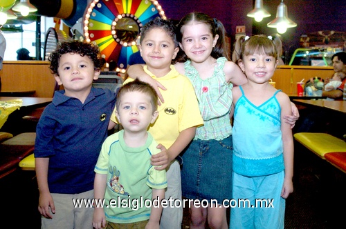 17052009 Emiliano acompañado de su hermano Miguel y de sus primos André, Naty y Kenia.