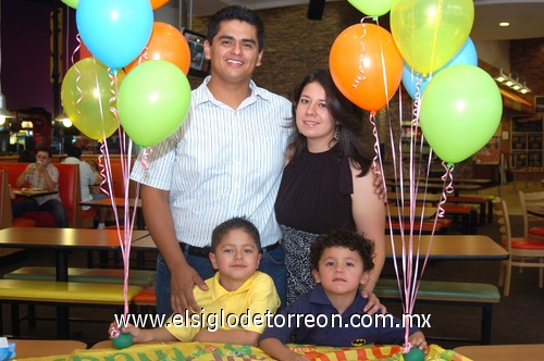 17052009 Felicidades. Emiliano Lozoya Bravo cumplió cuatro años de edad, y sus papás Miguel Ángel Lozoya Vélez y Jackeline Bravo de Lozoya le ofrecieron una fiesta infantil, lo acompaña su hermano Miguelito.