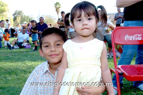 17052009 Rafael y Joseline Fernández Deraz, en una fiesta del Día del Niño.