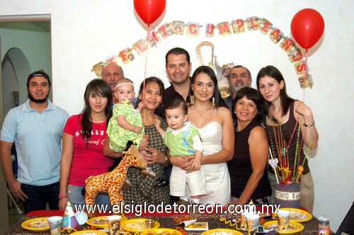 17052009 Un añito de vida. El pequeño Octavio con sus papás Valeria y Octavio Durán y demás familiares: Homero, Paola, Ivanna, Luz Elba, Octavio, Elvia y Karla.