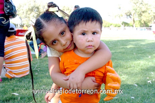 17052009 Yesenia y su hermano Diego Alberto Arreola Saucedo.  EL SIGLO DE TORREÓN/JESÚS HERNÁNDEZ