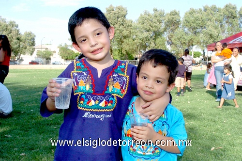 17052009 Iván Alejandro Saravia y Alan Rodrigo Saravia, divertidos y refrescándose con una bebida.