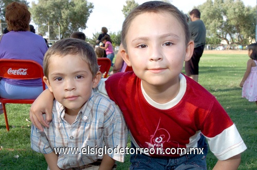 17052009 Orlando y Alexis González, sonrientes a la cámara y enviaron un saludo a sus papás.