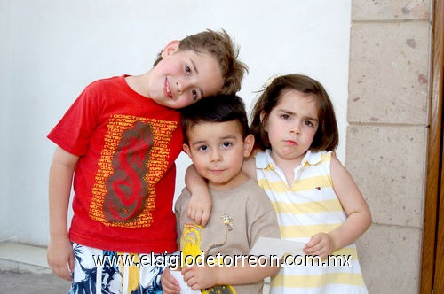 17052009 Festejados.  Enrique, Dafne y Alejandro Flores Acuña, asistieron a la fiesta del Día del Niño que organizó el Club San Isidro.