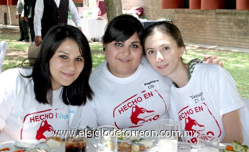 27052009 Yosi Torrero, Magda Hernández y Vicky Moya.