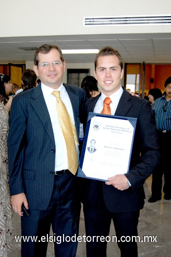 17052009 Orgullosos los alumnos mostraron su título.