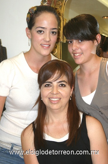 17052009 Paola Armendáriz, Lynette Armendáriz y Victoria Armendáriz.