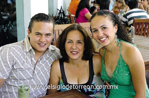 17052009 Ella Izaguirre con sus hijos Jorge y Gyna de la Garza Izaguirre.