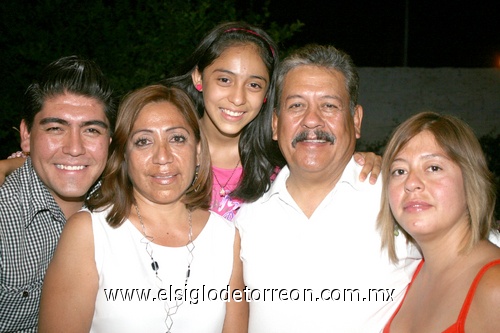 17052009 Minerva Flores de Herrera acompañada de su esposo Aurelio e hijos Adrián, Mayra y Aylín.