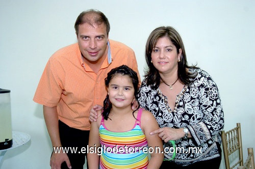 22052009 Angélica con sus papás José Luis Navarro y Angélica Castro de Navarro.