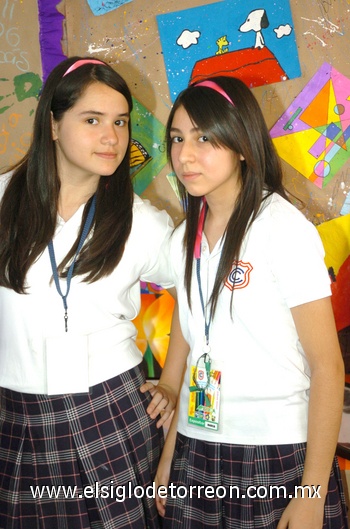 30052009 Evelyn Cossío y Nadia García, alumnas del colegio Cervantes.