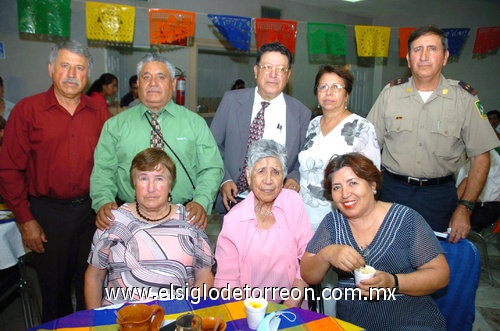 30052009 Sra. Guadalupe Acosta de Ocón con sus hijos, Profrs. Gabriel, J. Merced, Isabel y Bartolo Ocón Acosta, Sras. Aurelia de la Luz Garza de Ocón, José Ramón Ocón, Beatriz Pérez de Ocón.