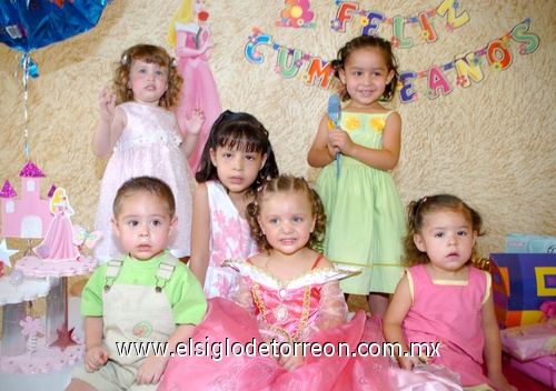 24052009 Natalia en su tercer cumpleaños junto a sus amiguitos Renata, Regina, Romina, Paulina y Emilio.