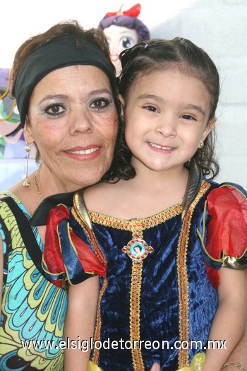 24052009 Camila Sordo Sifuentes, cumplió tres años, la acompaña su abuelita Maye.