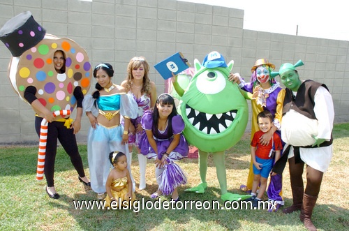 24052009 Fiesta de disfraces. Claudia Valenzuela, Wendy Gómez, Dulce Garnica, Seny Flores, Érika Vázquez, Oly Díaz, Mary Márquez, Samuel Rodríguez y Fanny Gómez.