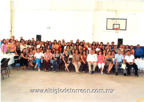 24052009 Todo el personal que labora en el colegio América disfrutó de reciente festejo con motivo del Día del Maestro, donde se aprovechó para hacer entrega de reconocimientos.