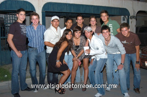 24052009 Apreciado por todos. Jesús rodeado de un grupo de amistades que lo felicitaron en su fiesta de cumpleaños.