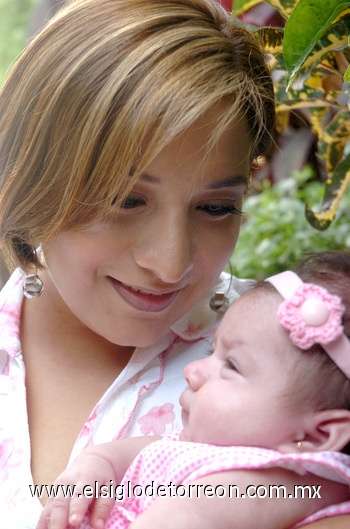 24052009 Karla Núñez de García y su pequeña hija Ana Sofía García Núñez.