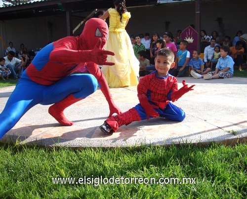 24052009 Leonardo Arana Esparza en su tercer cumpleaños junto al Hombre Araña.