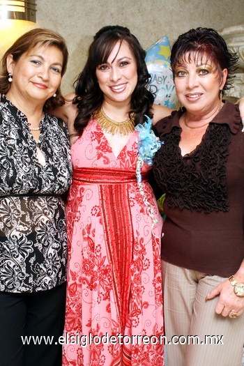 24052009 Se acerca nacimiento. Karina en la compañía de las anfitrionas de su fiesta, ellas son sus abuelitas Lily y Lupita que se esmeraron en los preparativos por lo que todo resultó todo un éxito.