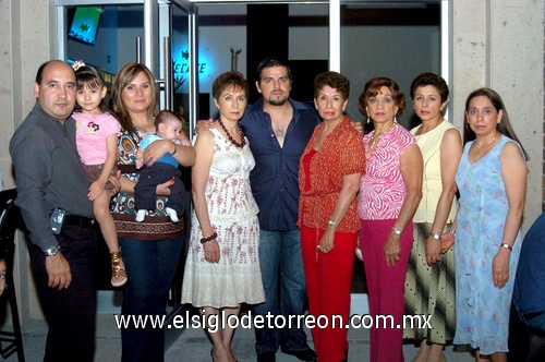 31052009 Graciela Reyes de Luján, Amparo, Guadalupe, Yolanda y Rosa María Reyes, Claudia Luján, Daniela, Santiago y Santiago Jr. Luviano.