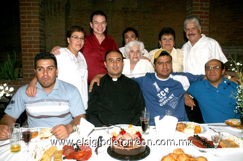 31052009 El festejado acompañado de Sergio González, Tere de Lavín, Héctor López, Rosa del Bosque, Luz Elena Olguín, Carmelita Tostado, María de Guadalupe de Gómez Palacio y Manuel Martínez.