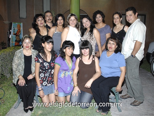 31052009 Mónica Luna Gutiérrez festejó su cumpleaños junto a sus amigas Xóchitl, Verónica, Adriana, Sabrina y Marisa, la acompañan vecinos y amigos.