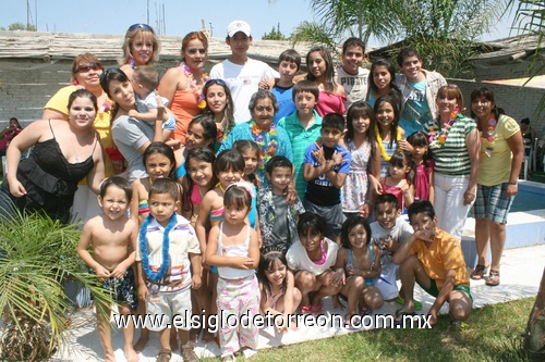 31052009 Grupo de amigos y familiares en la fiesta de cumpleaños de Axel.