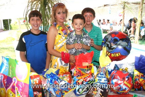 31052009 Andrés Soto, la mamá del festejado Laura Cordero, Eduardo Soto y Axel Soto.