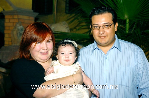 31052009 Sophia acompañada por sus padres, los señores, Ricardo Enrique García Helguera y Anna Lucía Meléndez de García.