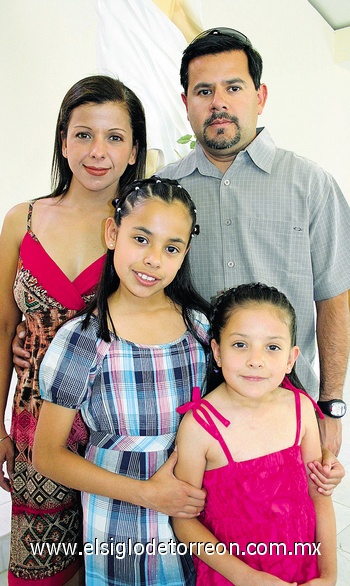 31052009 Adriana Anaya de Martínez y Alejandro Martínez con sus hijas Alejandra y Daniela Martínez Anaya.