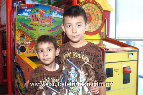 16052009 Eduardo y León José Rivera, en el área de juegos.