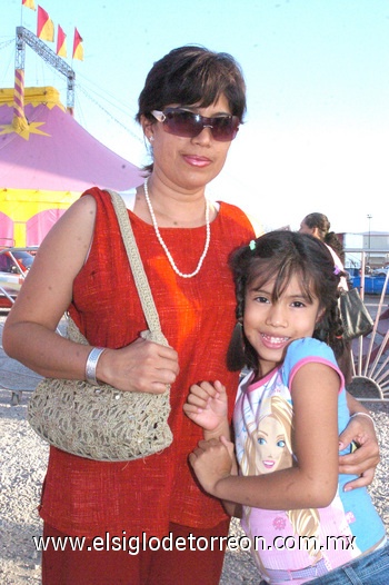 03082009 Tiempo de diversión. Norma Solorio y su hija Valeria Sofía Álvarez Solorio.