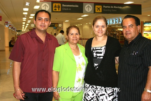 01082009 Leonardo Gutiérrez y Nuria Palacios viajaron a Los Cabos y fueron despedidos por Leticia Cervantes y José Alberto Palacios.