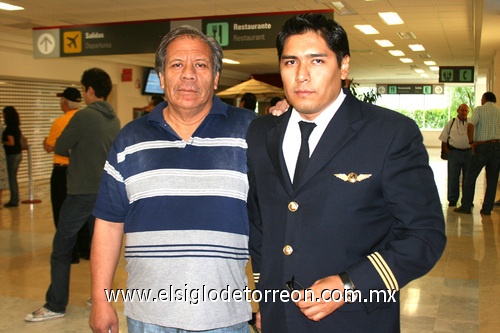 01082009 Benjamín Obregón recibió a su hijo el piloto David Obregón Alba.