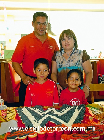 03082009 Pedro Jesús Martín del Campo Tinajero en su fiesta de cumpleaños junto a sus papás Pedro Martín del Campo y Cristina Tinajero, y su hermanito Diego.