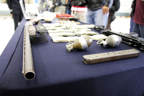 Alrededor de 200 agentes federales del Gobierno mexicano decomisaron 11 vehículos de lujo, dos armas largas, dos granadas de fragmentación, trece mil dólares, un computador, 30 teléfonos celulares y cuatro mil 500 pastillas psicotrópicas empleadas en la fabricación de drogas sintéticas.