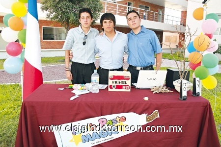 ACADÉMICOS Diego Rojas,Gustavo Alcalde y Luis Carlos Cueto, durante una exposición de trabajos.