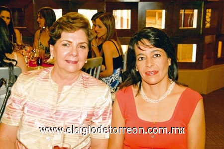 DESPEDIDA Susana y Adriana, asistieron a la merienda de Ana Lucía Flores.